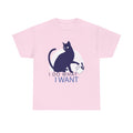 Hellpinkes T-Shirt mit stilisierter Katze: Das blaue Tier stößt mit ausgestreckter Pfote eine Tasse um – begleitet vom Schriftzug „I DO WHAT I WANT“. Feminine Farbe trifft auf ironische Attitüde.