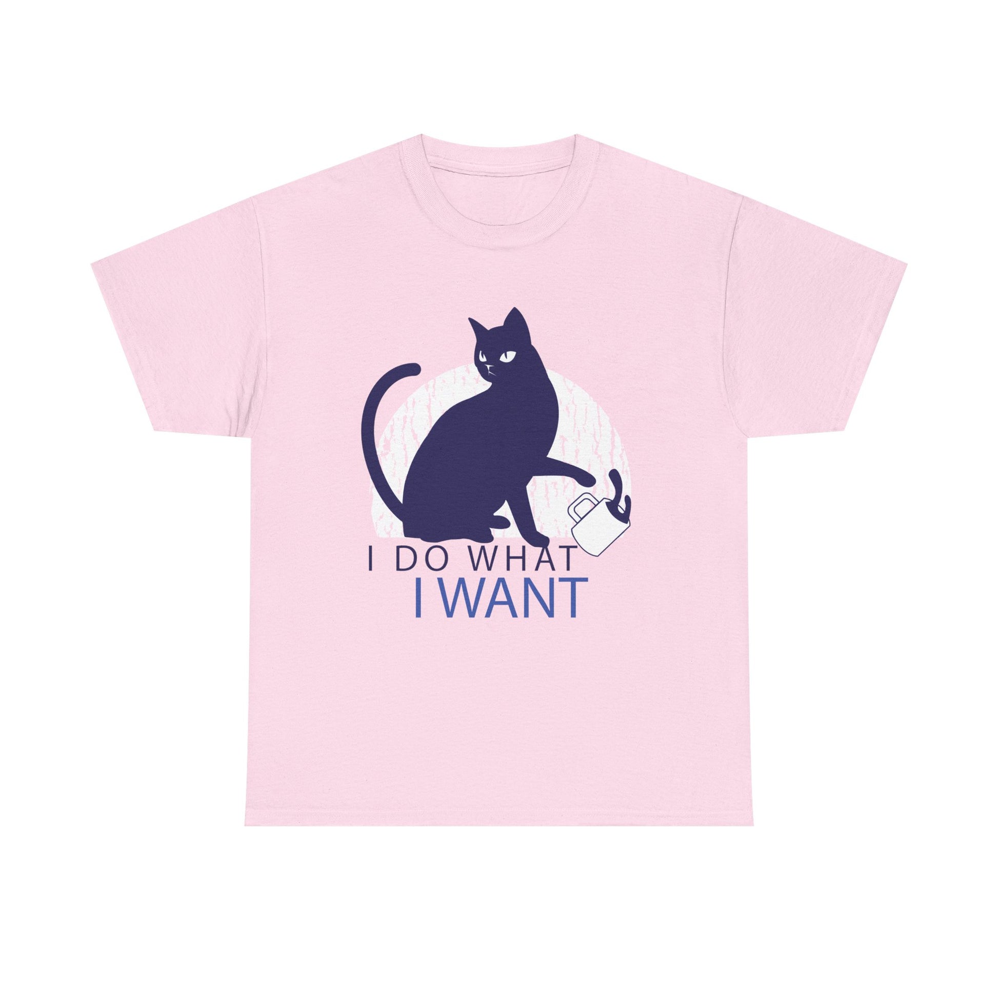 Hellpinkes T-Shirt mit stilisierter Katze: Das blaue Tier stößt mit ausgestreckter Pfote eine Tasse um – begleitet vom Schriftzug „I DO WHAT I WANT“. Feminine Farbe trifft auf ironische Attitüde.
