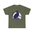 Militärgrünes T-Shirt mit elegantem Katzendruck: Die blaue Katze stößt in typischer Manier eine Tasse um. Der Text „I DO WHAT I WANT“ verleiht dem Motiv zusätzlich Charakter.