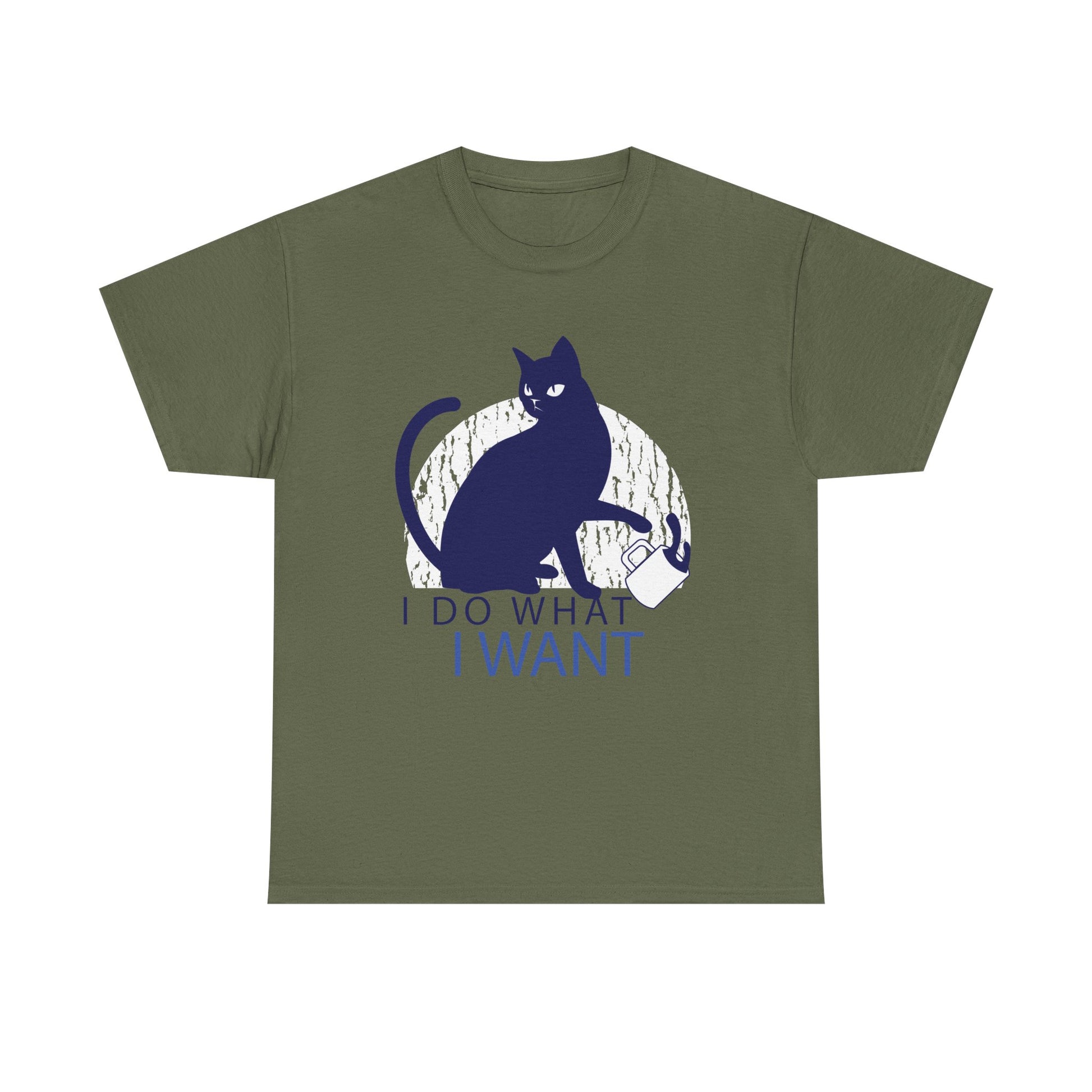Militärgrünes T-Shirt mit elegantem Katzendruck: Die blaue Katze stößt in typischer Manier eine Tasse um. Der Text „I DO WHAT I WANT“ verleiht dem Motiv zusätzlich Charakter.
