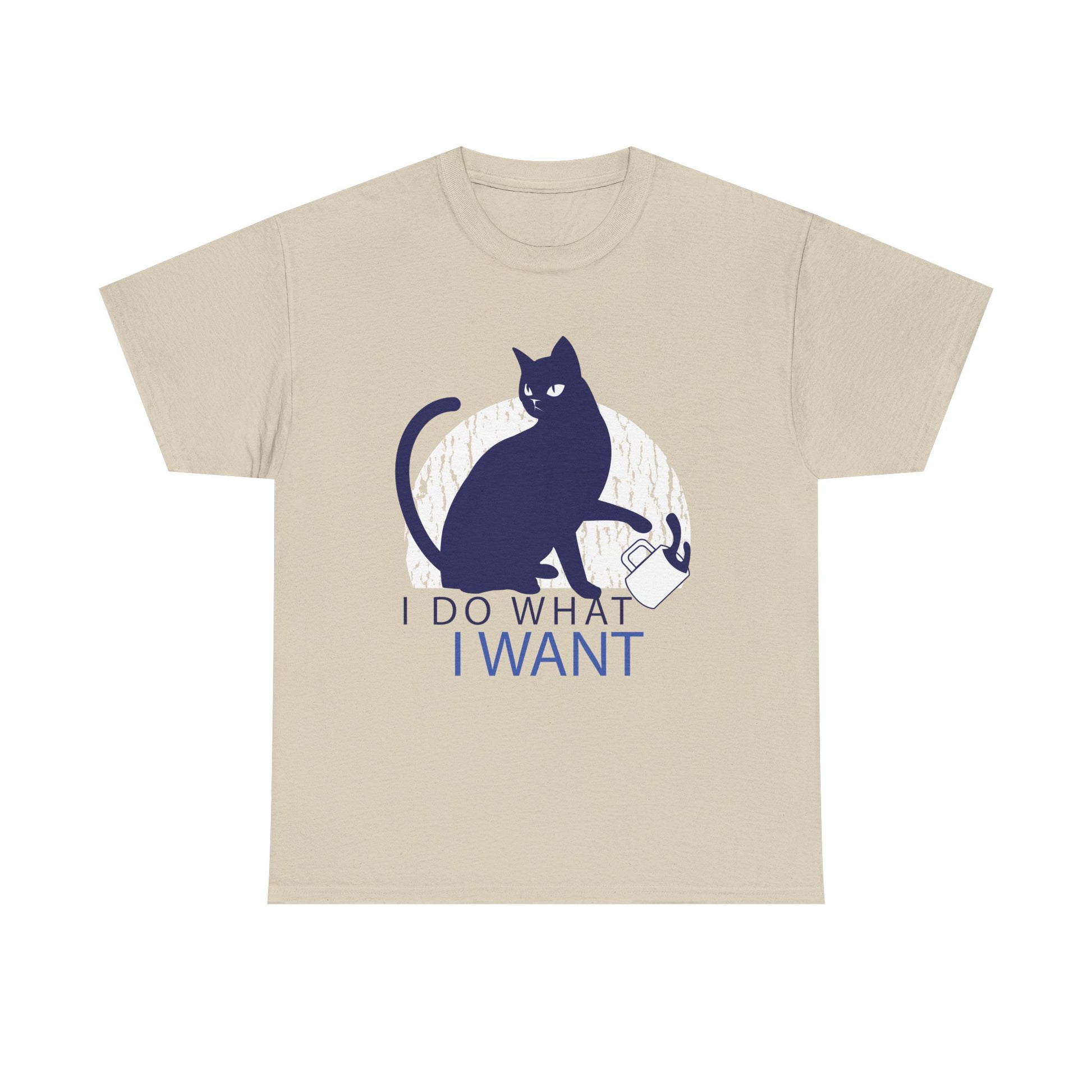 Sandfarbenes T-Shirt mit dunkelblauer Katze, die eine weiße Kaffeetasse umstößt. Minimalistische Illustration trifft auf klare Typografie – ein humorvolles Alltagsstatement.