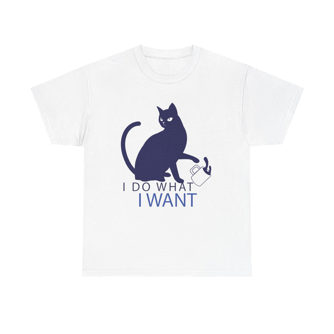 Weißes T-Shirt mit Frontdesign: Eine stilisierte, marineblaue Katze schaut seitlich und stößt mit der Pfote eine weiße Kaffeetasse um. Darunter steht „I DO WHAT I WANT“ in elegantem Mix aus Großbuchstaben – minimalistisch, ironisch und für Katzenfreunde mit Stil.