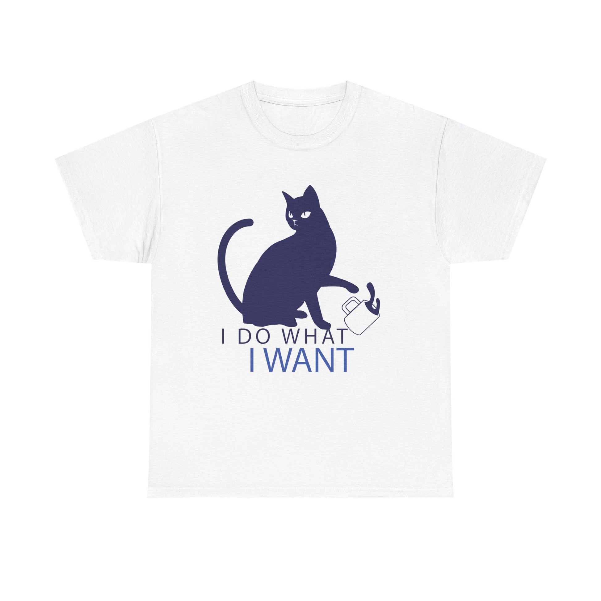 Weißes T-Shirt mit Frontdesign: Eine stilisierte, marineblaue Katze schaut seitlich und stößt mit der Pfote eine weiße Kaffeetasse um. Darunter steht „I DO WHAT I WANT“ in elegantem Mix aus Großbuchstaben – minimalistisch, ironisch und für Katzenfreunde mit Stil.