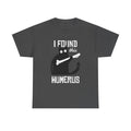 Dunkelgraues Shirt mit schwarzer Cartoon-Katze und Knochen – Spruch „I Found This Humerus“ bringt medizinischen Wortwitz ins Spiel.