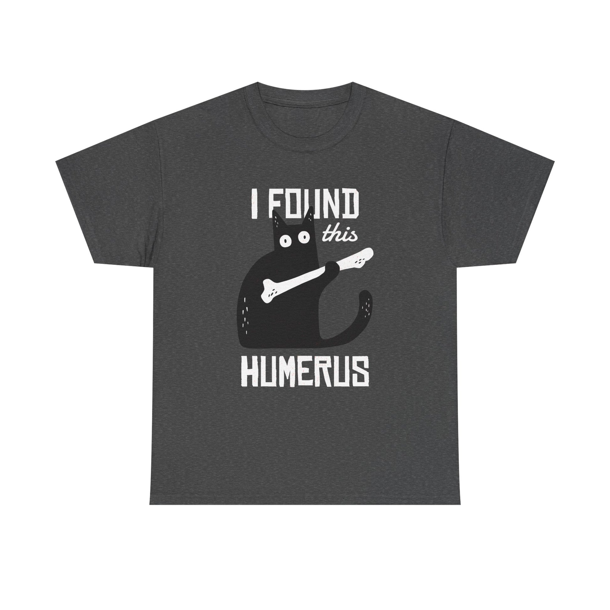 Dunkelgraues Shirt mit schwarzer Cartoon-Katze und Knochen – Spruch „I Found This Humerus“ bringt medizinischen Wortwitz ins Spiel.