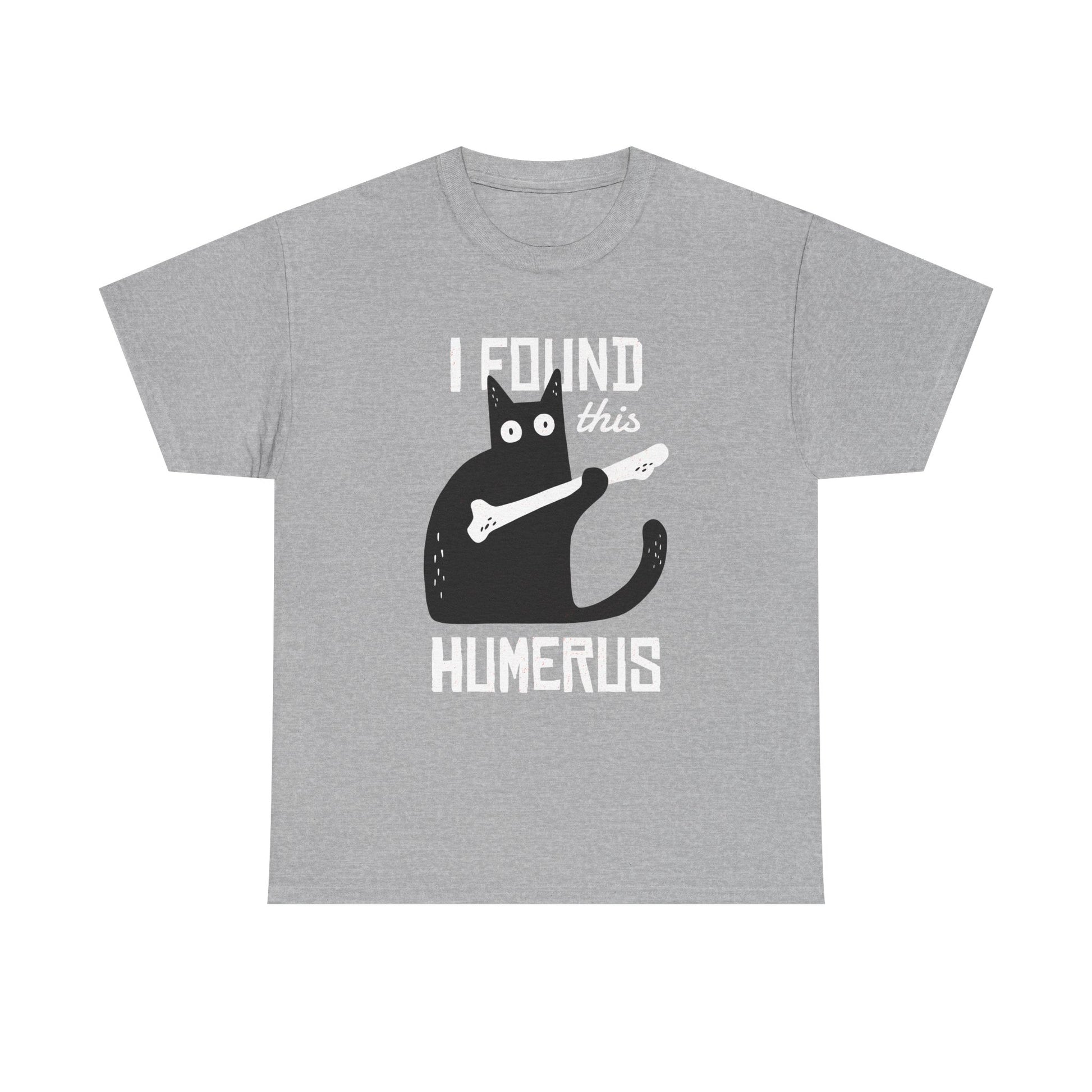Graues Shirt mit lustigem Design: Eine Katze hat einen Knochen gefunden – „Humerus“ sorgt für einen doppeldeutigen Lacher.