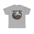 Graues T-Shirt mit sarkastischem Katzenmotiv: Eine finstere Katze zeigt in geballter Körperhaltung die Pfote mit Mittelfinger. Darüber der Text „I HATE DOGS“. Ein rebellisches Statement in cooler Optik.