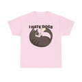 Hellpinkes T-Shirt mit sarkastischem Katzenmotiv: Eine dunkle Comic-Katze in zusammengerollter Pose zeigt die Mittelkralle – über ihr steht „I HATE DOGS“. Ein witziger Anti-Hund-Spruch mit kultiger Katzenhaltung.