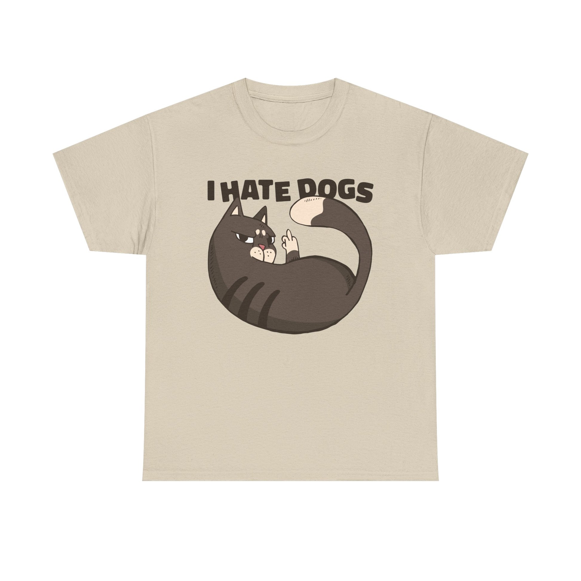 Sandfarbenes T-Shirt mit illustrativem Katzenmotiv: Eine mies gelaunte Katze zeigt den Pfotenmittelfinger. Dazu der Schriftzug „I HATE DOGS“ – kontroverser Humor trifft auf minimalistischen Comicstil.