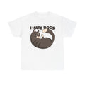 Weißes T-Shirt mit frechem Frontmotiv: Eine grimmig dreinblickende, dunkelbraune Comic-Katze rollt sich zusammen und zeigt demonstrativ den Mittelfinger mit der Pfote. Darüber steht provokant der Schriftzug „I HATE DOGS“ – humorvoll und kontrovers.