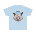 Hellblaues T-Shirt mit humorvollem Frontdruck: Eine grumpy Cartoon-Katze mit starren blauen Augen unter dem Text „I love MATH …it makes people cry“. Für Nerds, Lehrer oder Schüler mit Ironie-Faktor.