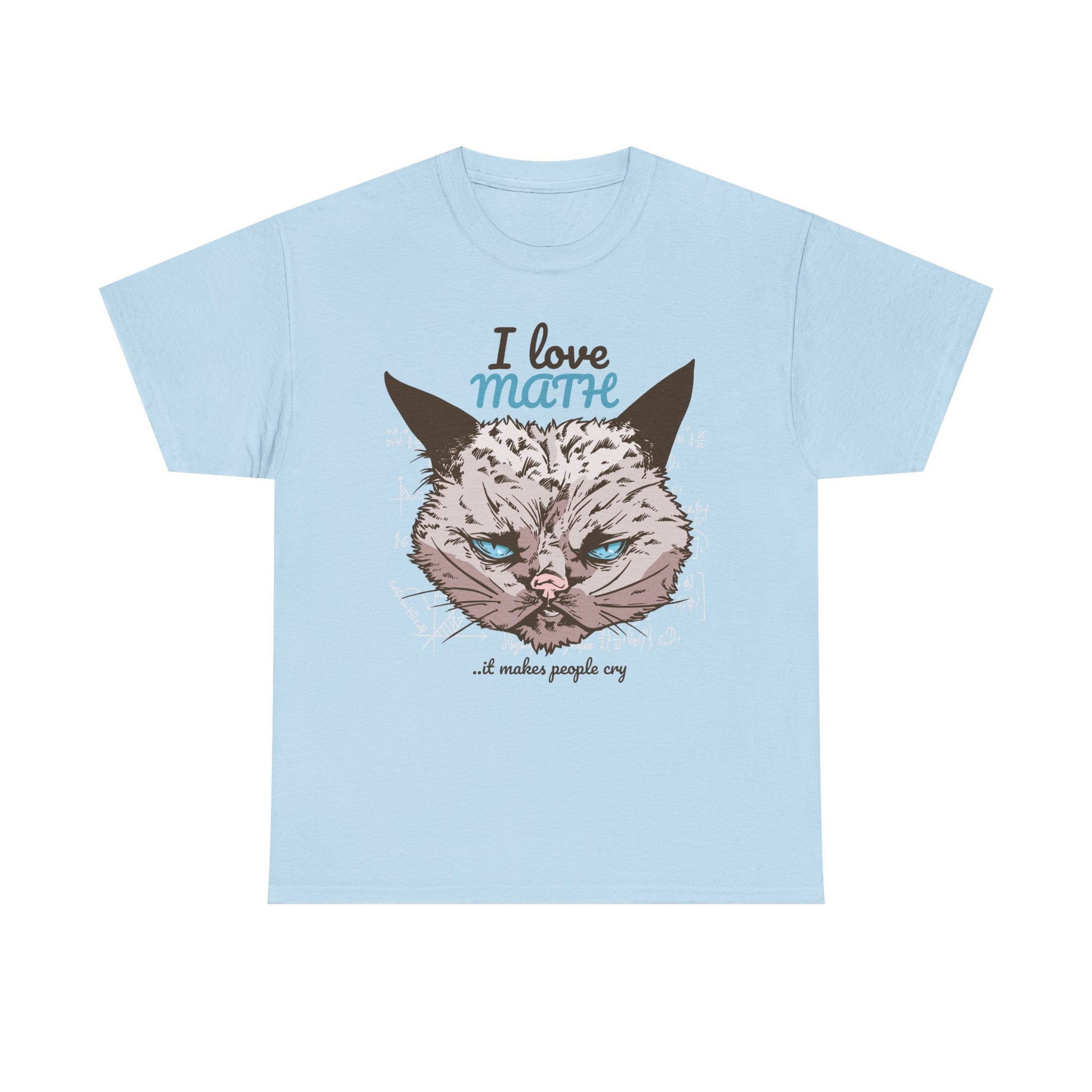 Hellblaues T-Shirt mit humorvollem Frontdruck: Eine grumpy Cartoon-Katze mit starren blauen Augen unter dem Text „I love MATH …it makes people cry“. Für Nerds, Lehrer oder Schüler mit Ironie-Faktor.