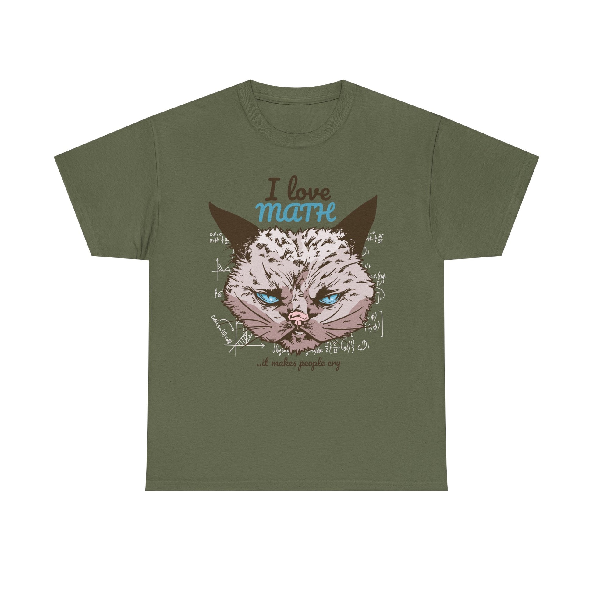 Militärgrünes T-Shirt mit provokantem Mathe-Spruch und ernst blickender Katze. Der Text „I love MATH – it makes people cry“ verleiht dem Shirt Nerd-Attitüde mit Humor.