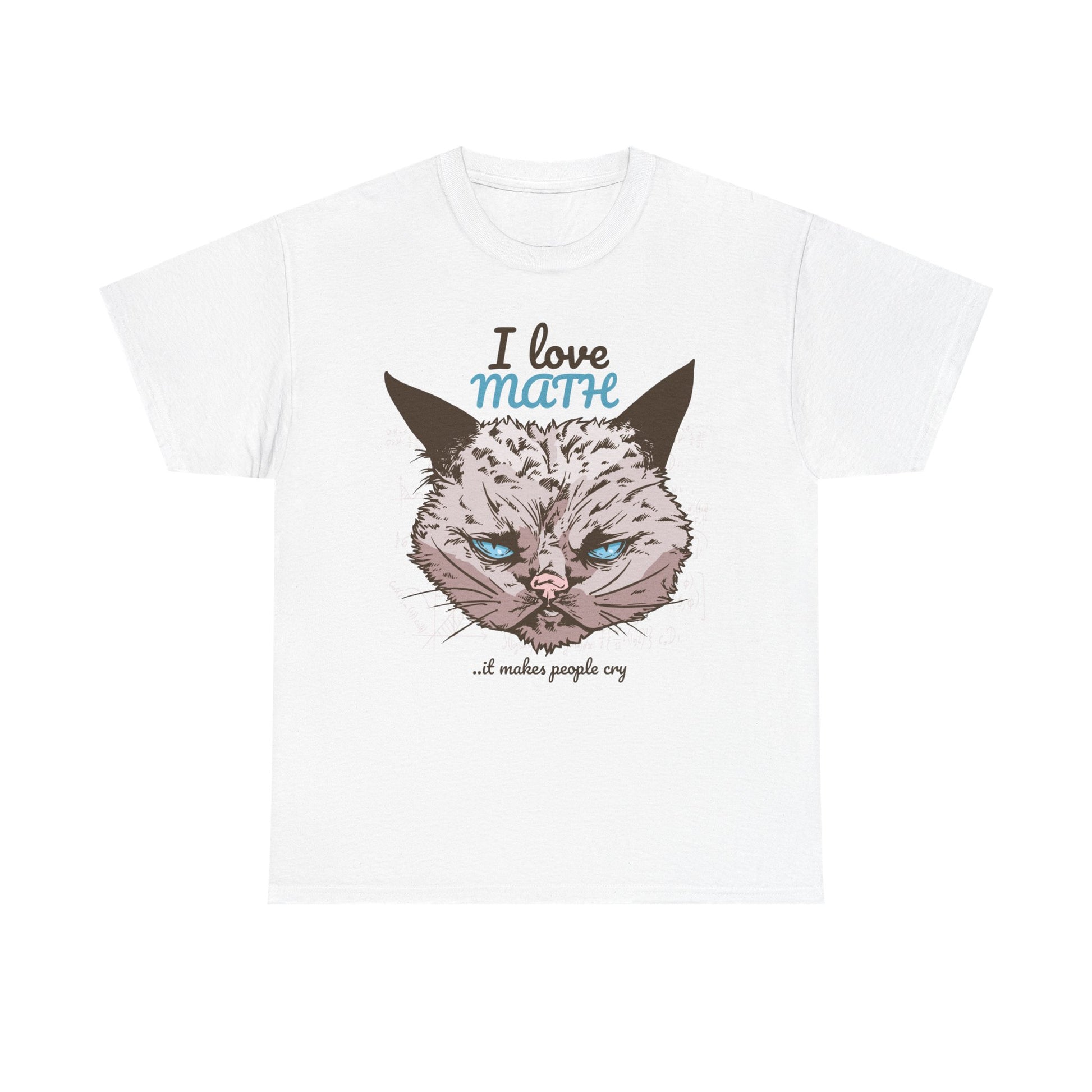 Weißes T-Shirt mit Frontprint: Der wütende Kopf einer grau-braunen Cartoon-Katze mit stechend blauen Augen. Darüber steht: „I love MATH“ – darunter: „…it makes people cry“. Ein nerdiges, sarkastisches Statement-Shirt für Mathe-Fans mit Galgenhumor.