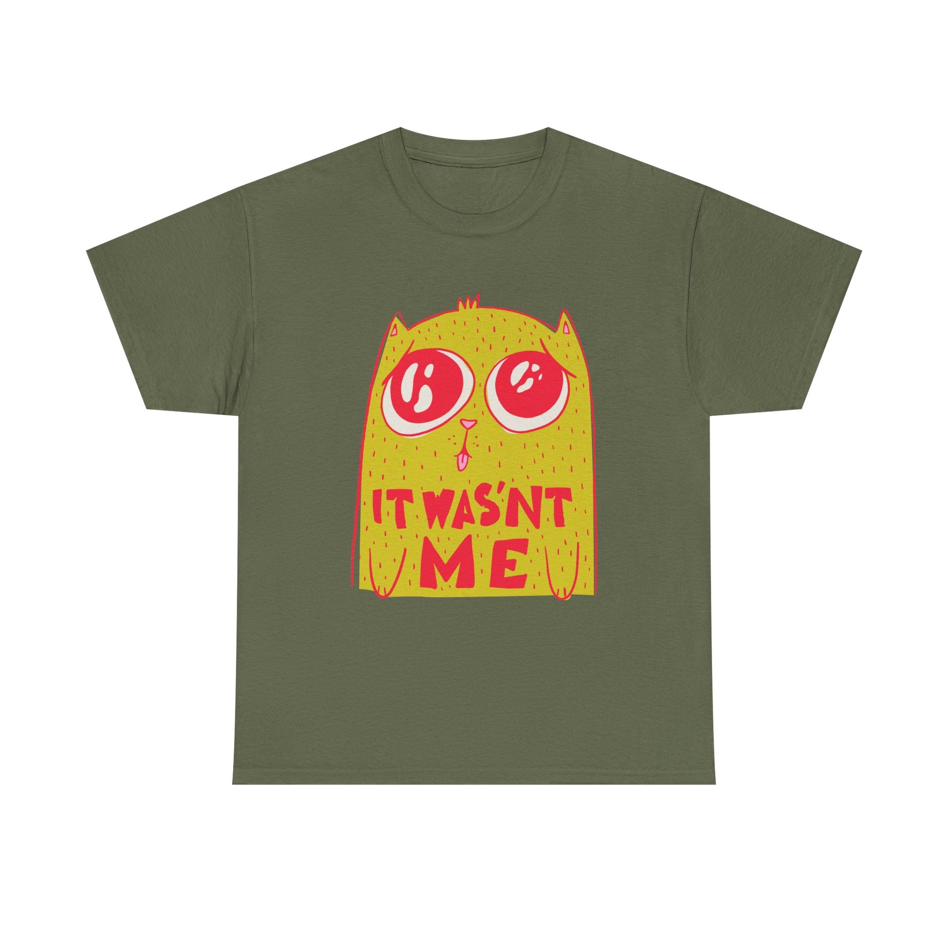Militärgrünes Shirt mit knalliger Cartoon-Katze und Text „It Wasn’t Me“ – frecher Stil trifft trendige Farbe.