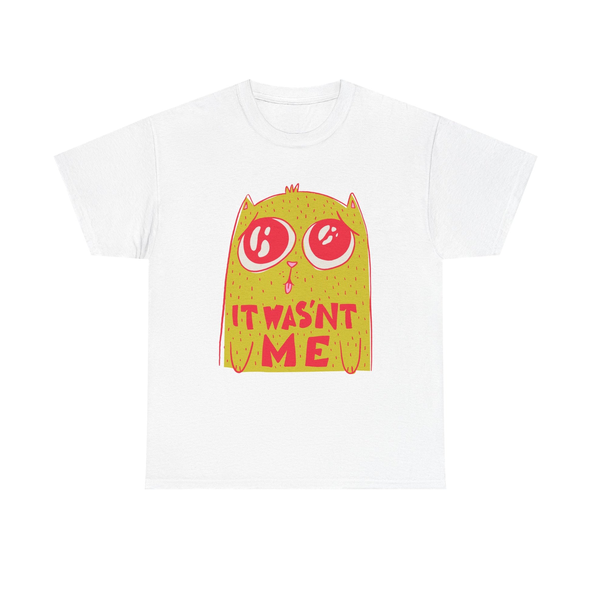 Weißes T-Shirt mit leuchtendem Comicdruck – gelbe Katze mit riesigen Augen und Schriftzug „It Wasn’t Me“ als lustiger Hingucker.