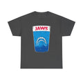 Dunkelgraues T Shirt mit Glas und Hai-Design als Frontprint. Das Motiv nimmt den Horrorfilm Jaws mit Humor und zeigt einen zahnlosen Hai im Wasser.