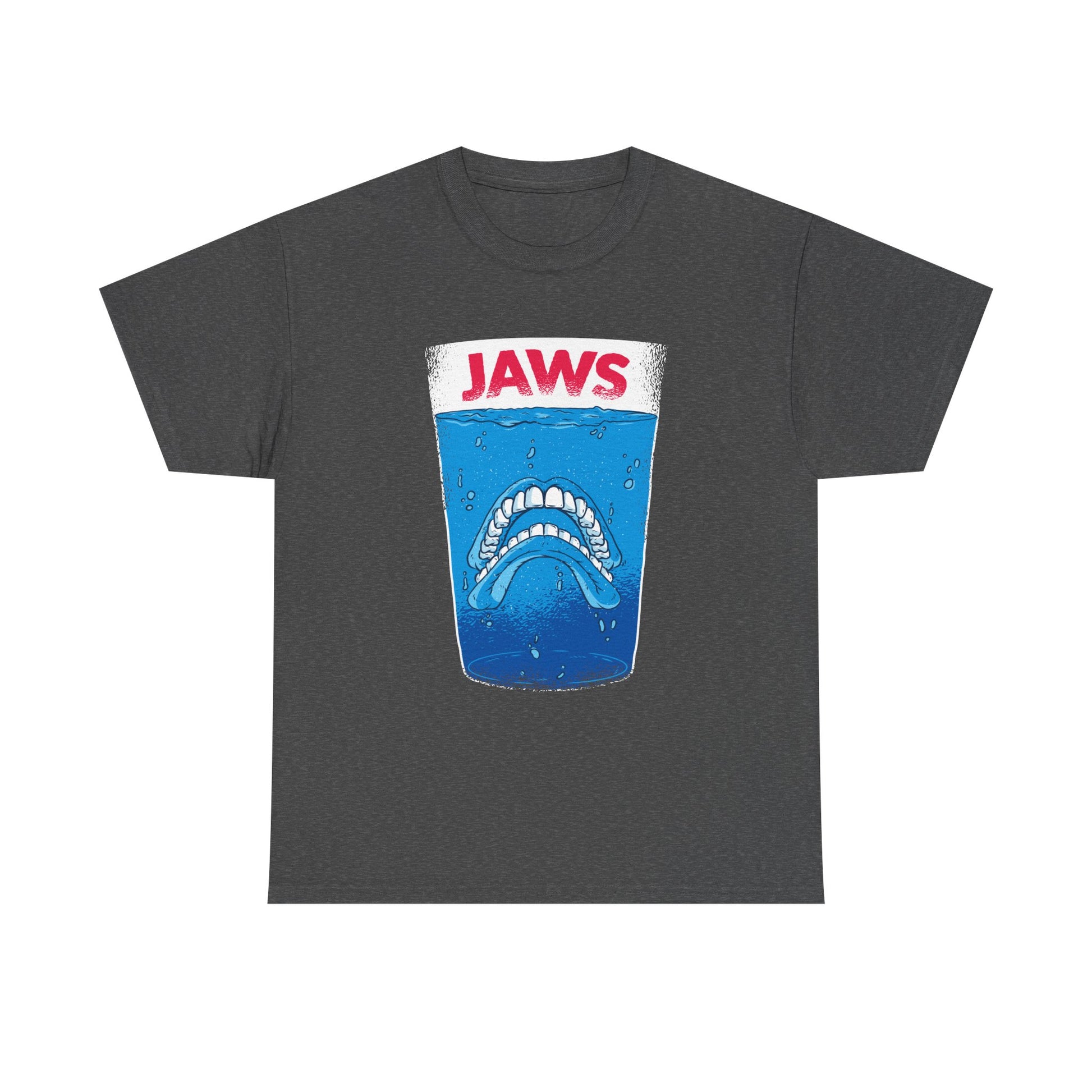 Dunkelgraues T Shirt mit Glas und Hai-Design als Frontprint. Das Motiv nimmt den Horrorfilm Jaws mit Humor und zeigt einen zahnlosen Hai im Wasser.