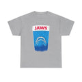 Graues Unisex T Shirt mit satirischem Hai im Wasserglas auf der Vorderseite. Das Motiv interpretiert Jaws als zahnlosen Unterwasserbewohner neu.