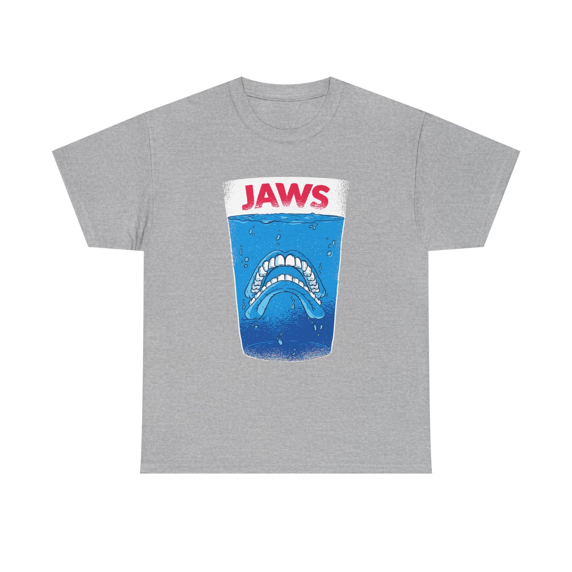 Graues Unisex T Shirt mit satirischem Hai im Wasserglas auf der Vorderseite. Das Motiv interpretiert Jaws als zahnlosen Unterwasserbewohner neu.