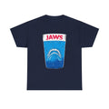 Marineblaues T Shirt mit witzigem Hai-Design in einem Glas. Die Darstellung parodiert das bekannte Jaws Poster und zeigt einen zahnlosen Hai in blauer Flüssigkeit.