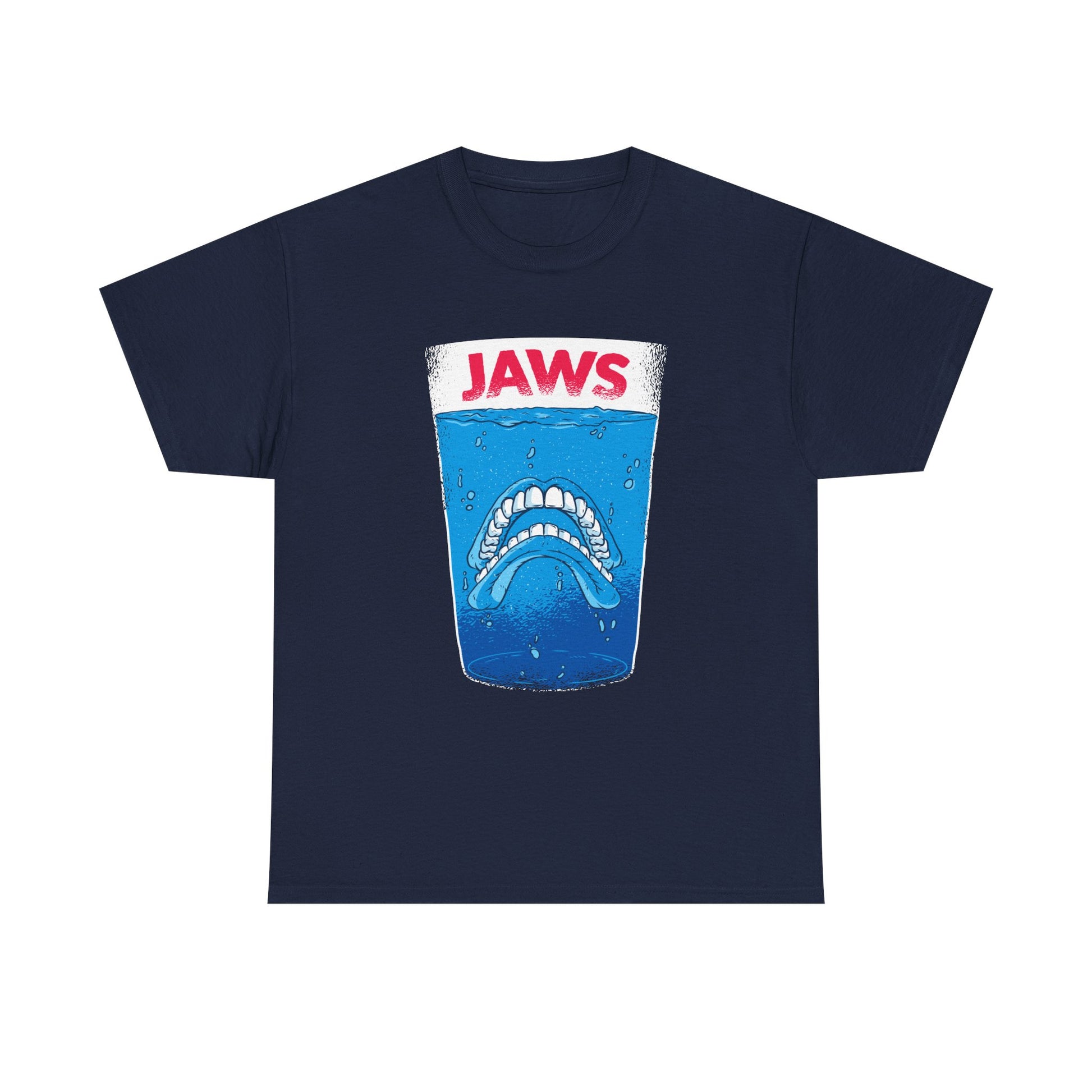 Marineblaues T Shirt mit witzigem Hai-Design in einem Glas. Die Darstellung parodiert das bekannte Jaws Poster und zeigt einen zahnlosen Hai in blauer Flüssigkeit.