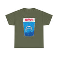 Militärgrünes T Shirt mit Frontmotiv eines Cartoon-Hais im Glas. Das Motiv parodiert Jaws mit einem niedlich-zahnlosen Raubfisch in blauer Flüssigkeit.