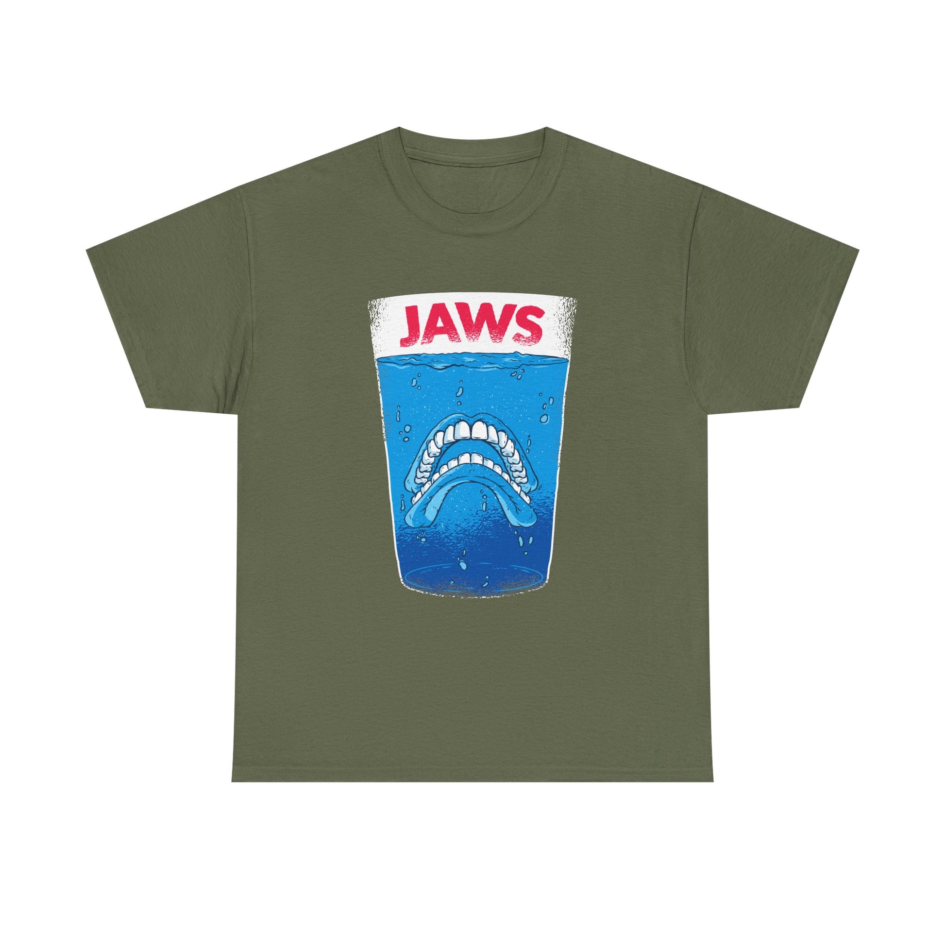Militärgrünes T Shirt mit Frontmotiv eines Cartoon-Hais im Glas. Das Motiv parodiert Jaws mit einem niedlich-zahnlosen Raubfisch in blauer Flüssigkeit.