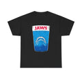 Schwarzes T Shirt mit Parodie-Design eines zahnlosen Hais in einem Wasserglas. Das Frontmotiv spielt augenzwinkernd auf den Film Der weiße Hai (Jaws) an.