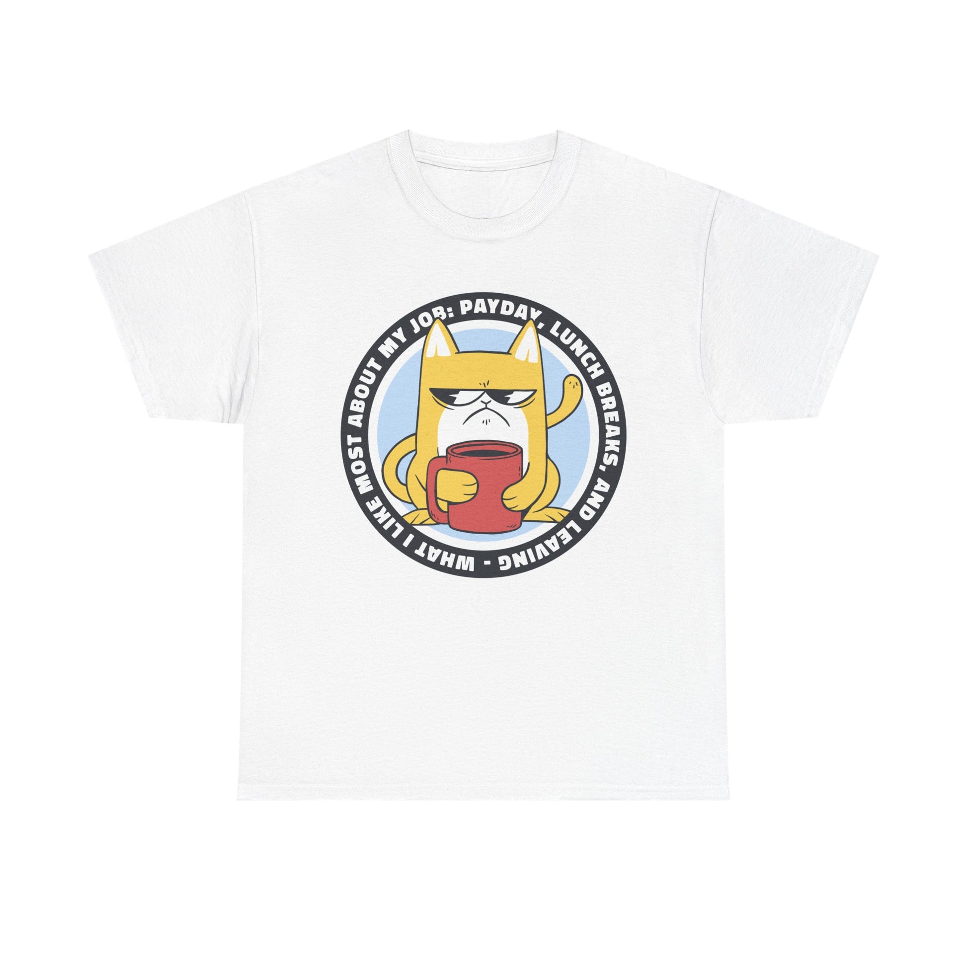 Weißes Shirt mit gelangweilter gelber Katze in der Mitte und zynischem Bürospruch – perfekte Kombi aus Stil und Sarkasmus.