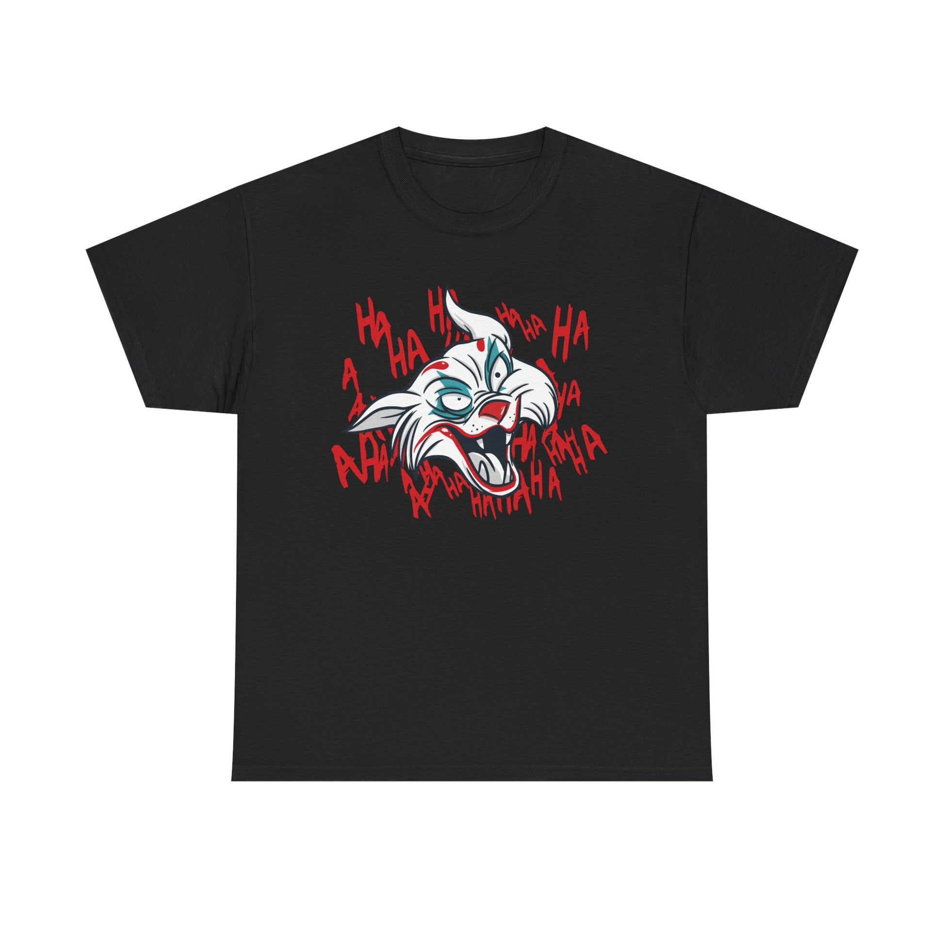 Weiße Cartoon-Katze im Joker-Stil mit wahnsinnigem Grinsen, roten „Ha Ha“-Schriftzügen im Hintergrund. Inspiriert vom Joker aus dem Batman-Universum. Ausdrucksstark auf schwarzem Shirt.