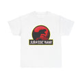 Weißes Unisex T Shirt mit schwarzem Dinosaurier auf rotem Hintergrund. Das Design lehnt sich visuell an Jurassic Park an und trägt den humorvollen Titel Jurassic Bank.