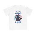 Weißes Shirt mit bunter Anime-Katze, großen Augen und japanischen Zeichen – perfekt für Mädchen, die Anime, Kawaii-Design und Katzen vereinen wollen.