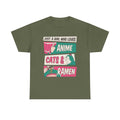 T-Shirt in Militärgrün mit Panel-Grafik: Anime-Girl mit rosa Haaren, weiße Katze und dampfende Ramen – poppig, nerdig, auffällig.