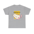 Graues Shirt mit pink-weißer Katze im Japan-Style. Gelber Streifenhintergrund und schwarze Schriftzeichen „かわいい“ machen es zum stylischen Otaku-Must-Have.