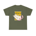 T-Shirt in Militärgrün mit pinker Katze auf gelbem Hintergrund, japanisches Wort „かわいい“ darüber. Perfekt für Fans von Katzen und Japan-Design.