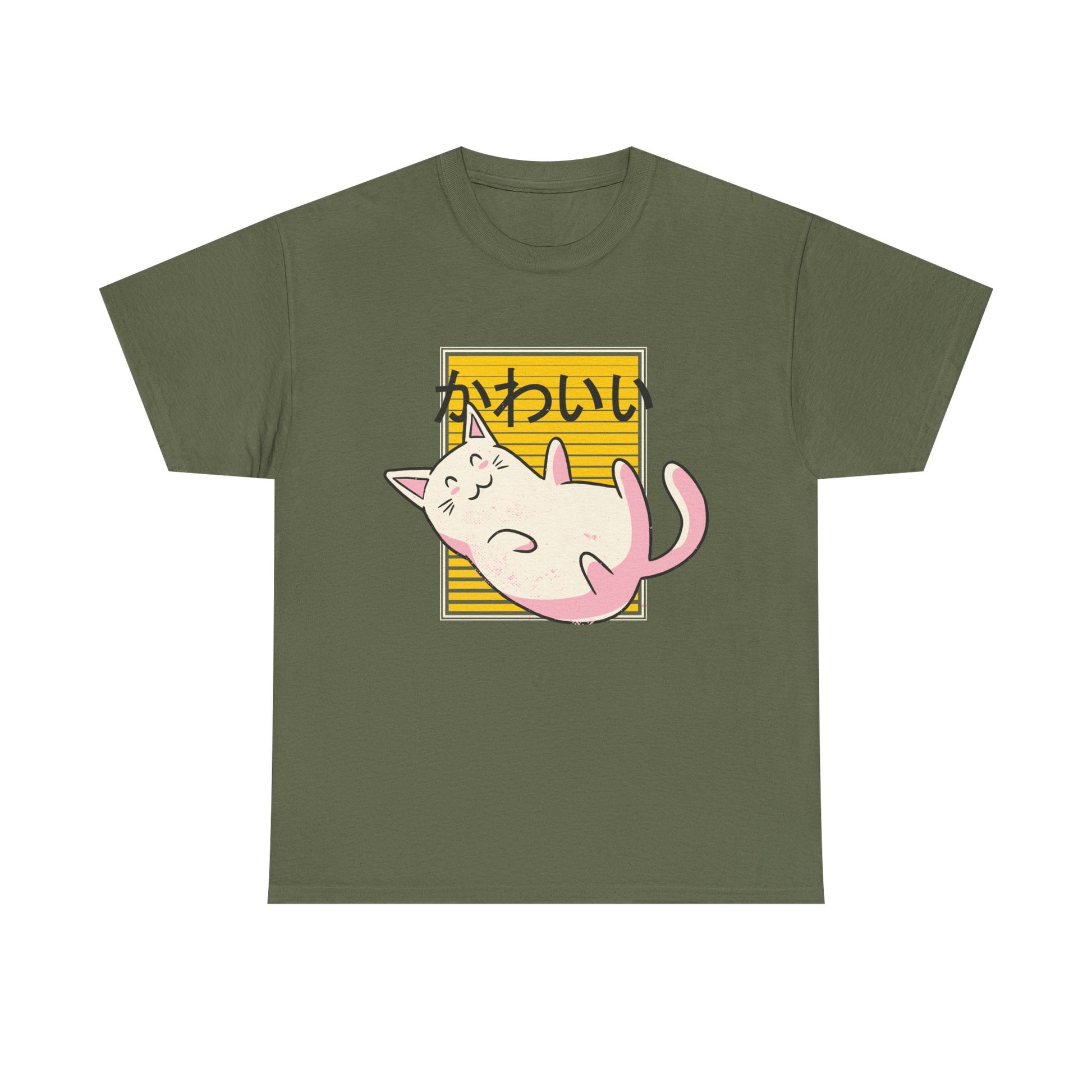 T-Shirt in Militärgrün mit pinker Katze auf gelbem Hintergrund, japanisches Wort „かわいい“ darüber. Perfekt für Fans von Katzen und Japan-Design.