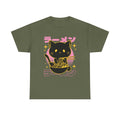 Militärgrünes T-Shirt mit Anime-inspirierter Katze in Ramen-Schale. Japanische Typografie „ラーメン“ und pink-gelber Hintergrund sorgen für urbanen, asiatischen Streetwear-Vibe.