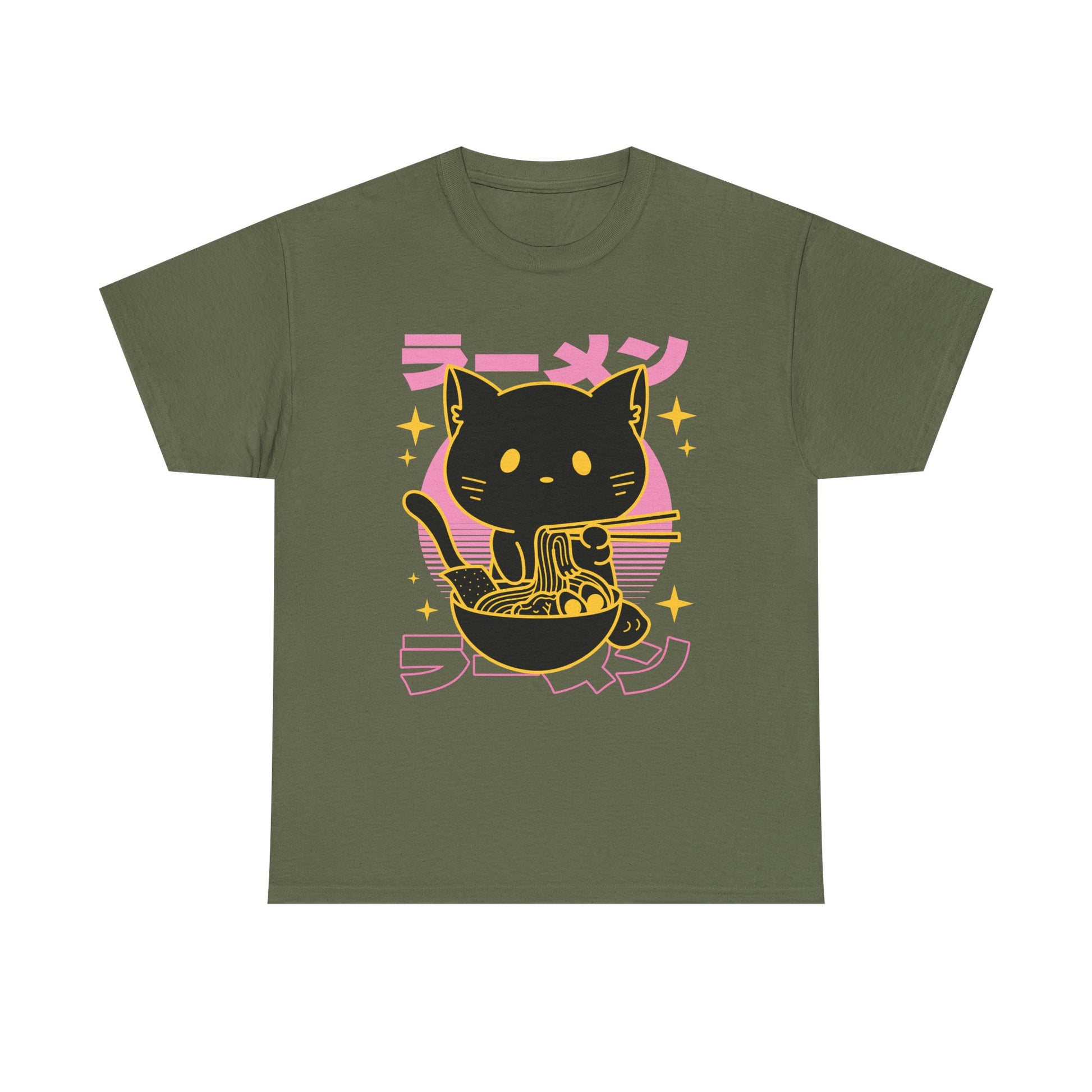 Militärgrünes T-Shirt mit Anime-inspirierter Katze in Ramen-Schale. Japanische Typografie „ラーメン“ und pink-gelber Hintergrund sorgen für urbanen, asiatischen Streetwear-Vibe.