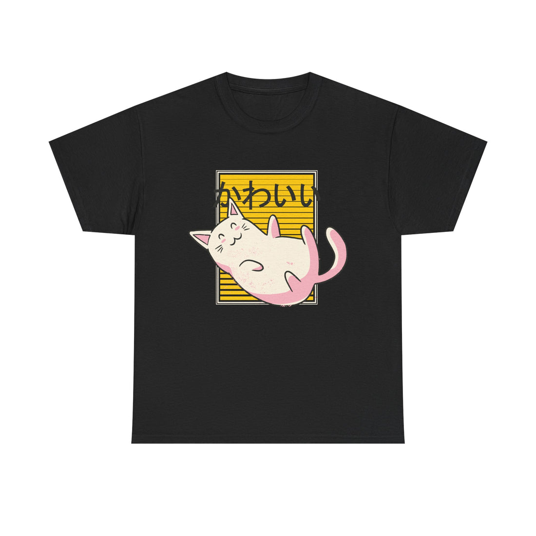 Schwarzes T-Shirt mit süßer pink-weißer Katze vor gelbem Retro-Streifenhintergrund. Japanische Schriftzeichen „かわいい“ (kawaii = niedlich) darüber – ideal für Katzenfans mit Japan-Liebe.
