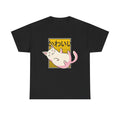 Schwarzes T-Shirt mit süßer pink-weißer Katze vor gelbem Retro-Streifenhintergrund. Japanische Schriftzeichen „かわいい“ (kawaii = niedlich) darüber – ideal für Katzenfans mit Japan-Liebe.