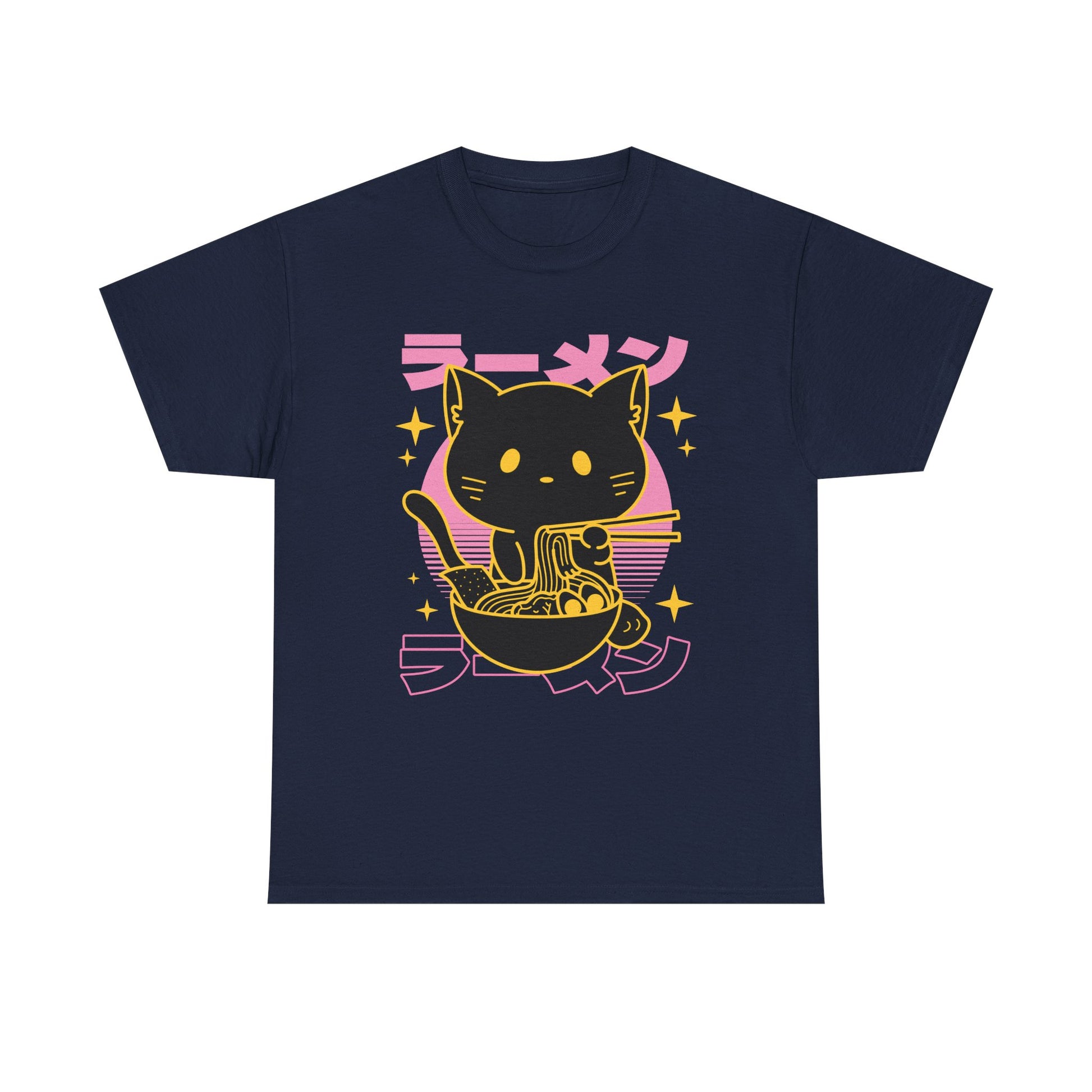 Marineblaues T-Shirt mit verspieltem Anime-Design: schwarze Katze mit gelben Augen sitzt in einer Ramen-Schüssel, hält Essstäbchen. Hintergrund mit pink-gelber Sonne und japanischer Schrift ラーメン (Ramen). Für Fans von Katzen, Ramen und japanischer Popkultur.