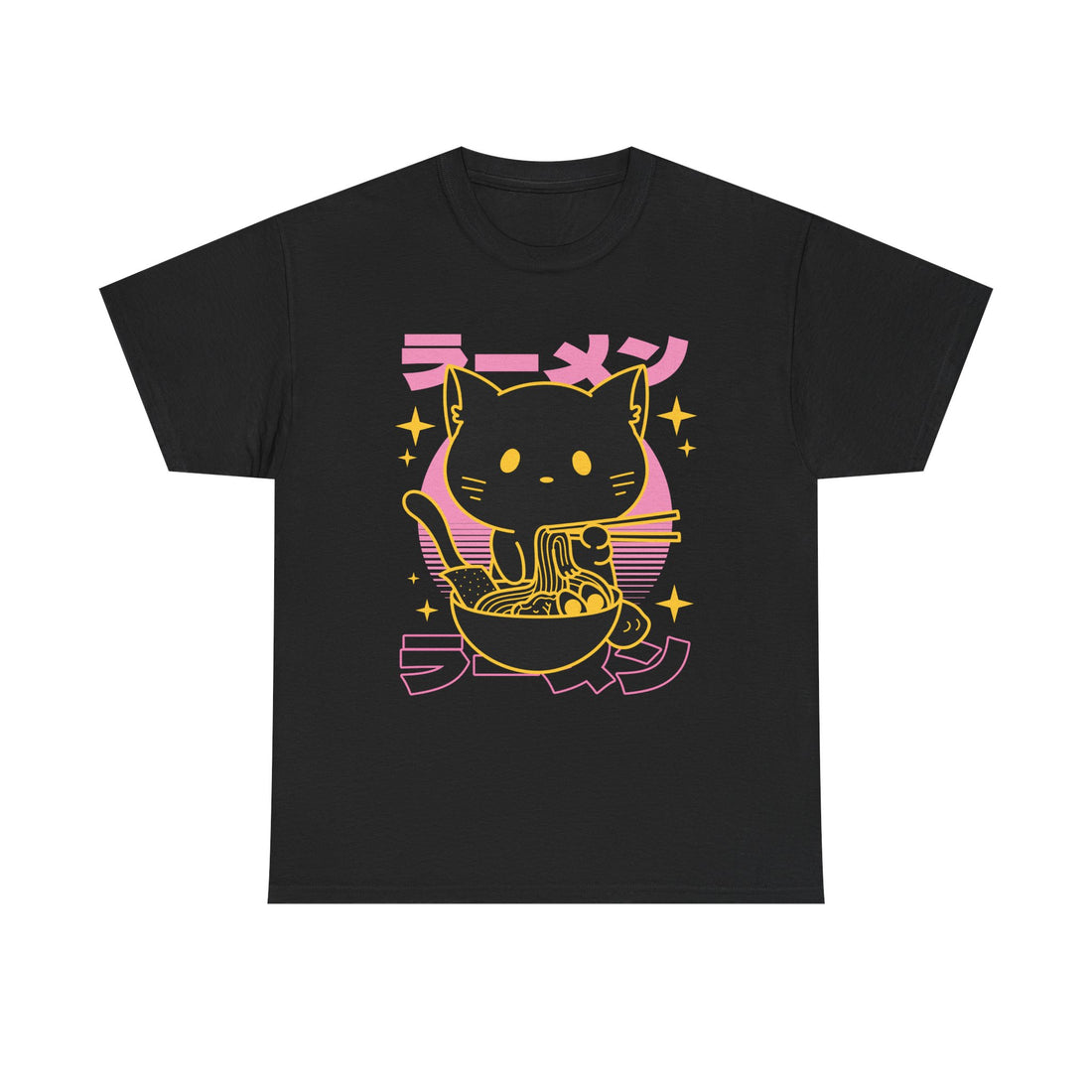 Schwarzes T-Shirt mit stylishem Neon-Design: niedliche schwarze Katze mit Ramen-Schüssel und Essstäbchen vor pink-gelber Sonnenkulisse. Japanische Schriftzeichen ラーメン (Ramen) darüber und darunter. Perfekt für Anime- und Ramen-Fans.
