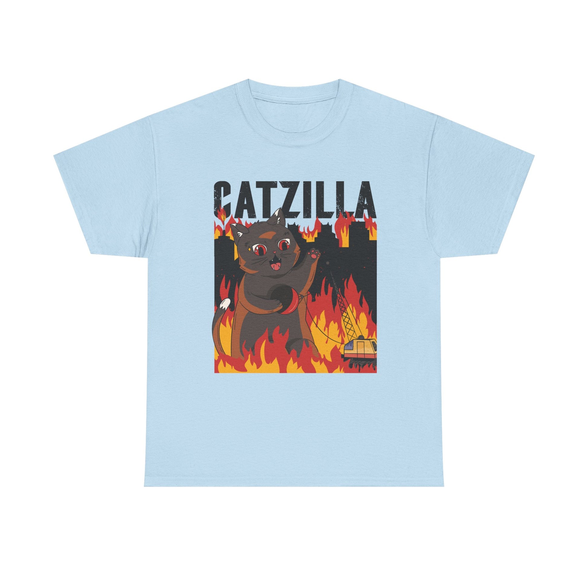 Hellblaues T-Shirt mit knalligem Frontmotiv: Eine riesige Katze im Kawaii-Look wütet durch eine brennende Stadt. Der Titel „CATZILLA“ darüber macht klar: Diese Mieze kommt nicht zum Kuscheln – sondern zum Abriss.
