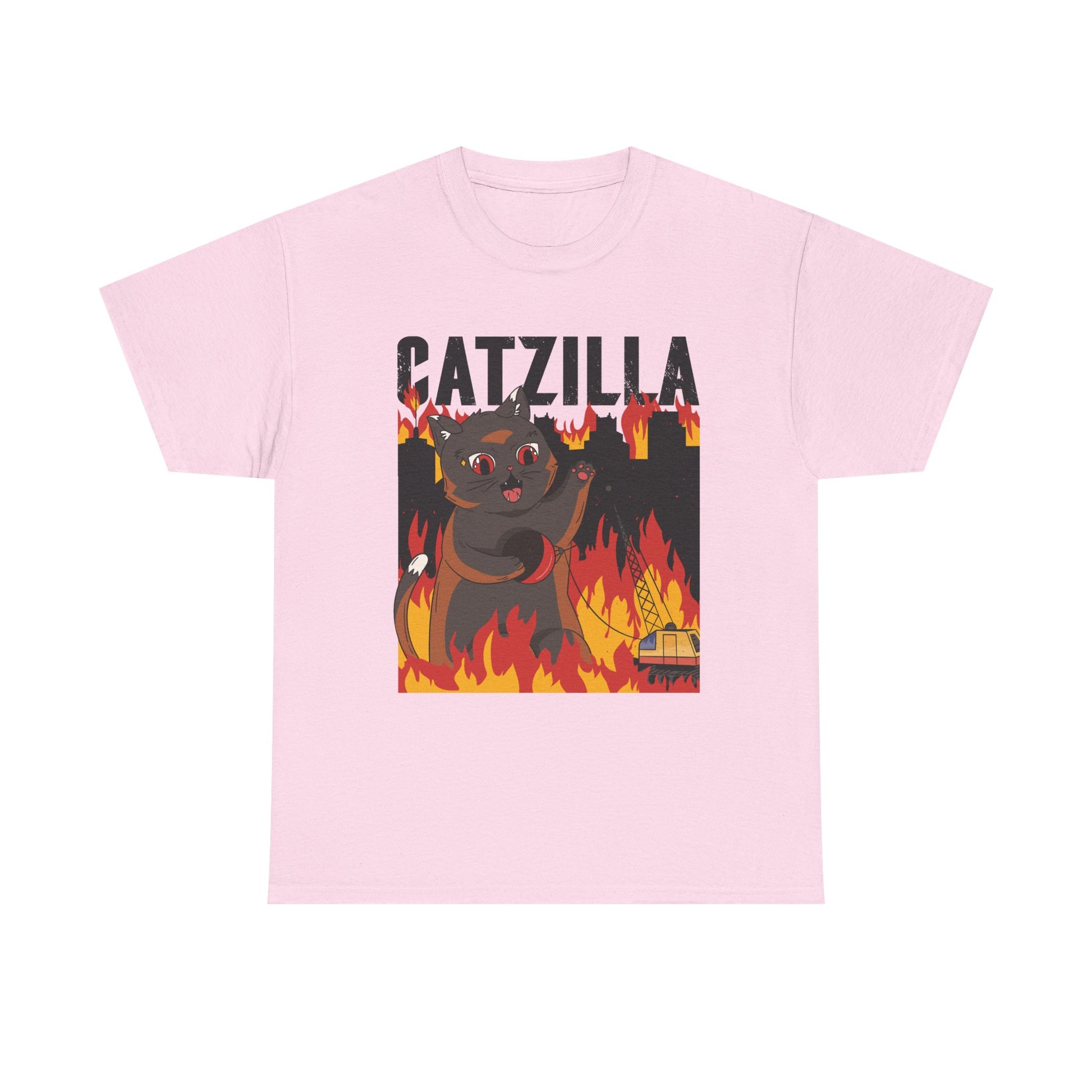 Hellpinkes T-Shirt mit Anime-inspiriertem Catzilla-Motiv: Eine große, dunkle Katze mit roten Augen zerstört im Kawaii-Stil die Skyline – Flammen lodern, ein Haus stürzt ein. Der Schriftzug „CATZILLA“ rundet das verrückte Design ab.