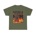 Militärgrünes T-Shirt mit apokalyptischem Katzendruck: Eine dunkle Cartoon-Katze mit roten Augen steht triumphierend inmitten von Flammen und Chaos. „CATZILLA“ schreit im Hintergrund – ein humorvolles Statement für Katzenfans mit Biss.
