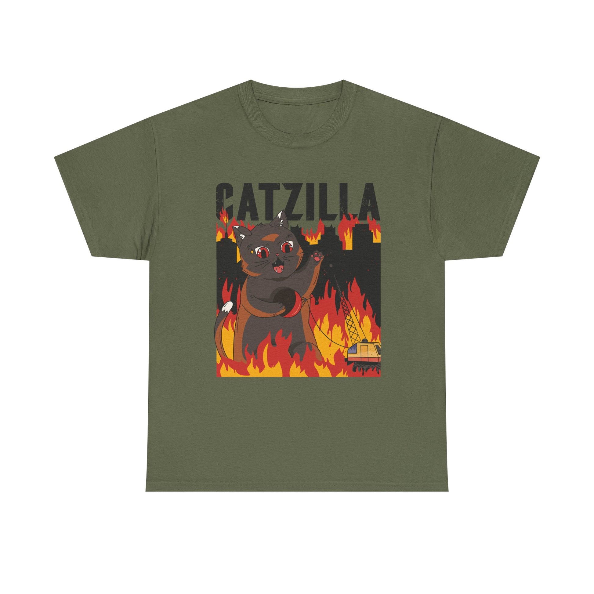 Militärgrünes T-Shirt mit apokalyptischem Katzendruck: Eine dunkle Cartoon-Katze mit roten Augen steht triumphierend inmitten von Flammen und Chaos. „CATZILLA“ schreit im Hintergrund – ein humorvolles Statement für Katzenfans mit Biss.
