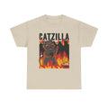 Sandfarbenes T-Shirt mit Cartoonkatze à la Godzilla: Umgeben von Feuer und Flammen zerstört die kawaiiartige Mieze eine Miniaturstadt. Der Text „CATZILLA“ im Vintage-Blockstil verstärkt die Parodie-Ästhetik.