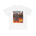 Weißes T-Shirt mit auffälligem Frontprint: Eine große, dunkle Cartoon-Katze mit roten Augen thront inmitten lodernder Flammen vor einer zerstörten Stadt. Der Schriftzug „CATZILLA“ ragt darüber hinaus – ein witziges Monsterparodie-Design im knalligen Kawaii-Stil.