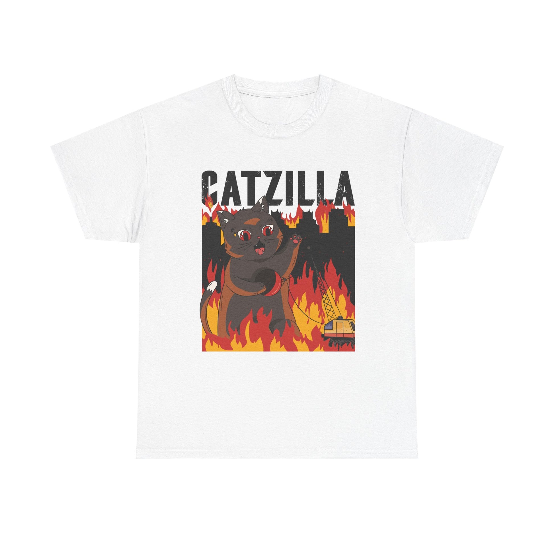 Weißes T-Shirt mit auffälligem Frontprint: Eine große, dunkle Cartoon-Katze mit roten Augen thront inmitten lodernder Flammen vor einer zerstörten Stadt. Der Schriftzug „CATZILLA“ ragt darüber hinaus – ein witziges Monsterparodie-Design im knalligen Kawaii-Stil.